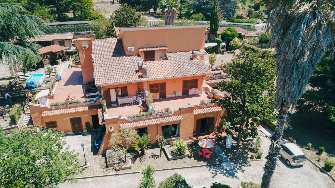 VILLA CON PARCO -63 ROMA VIA VEIENTANA VILLA PRESTIGIOSA